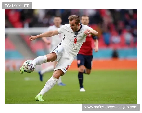 热刺防守回撤及时，阵型转换流畅